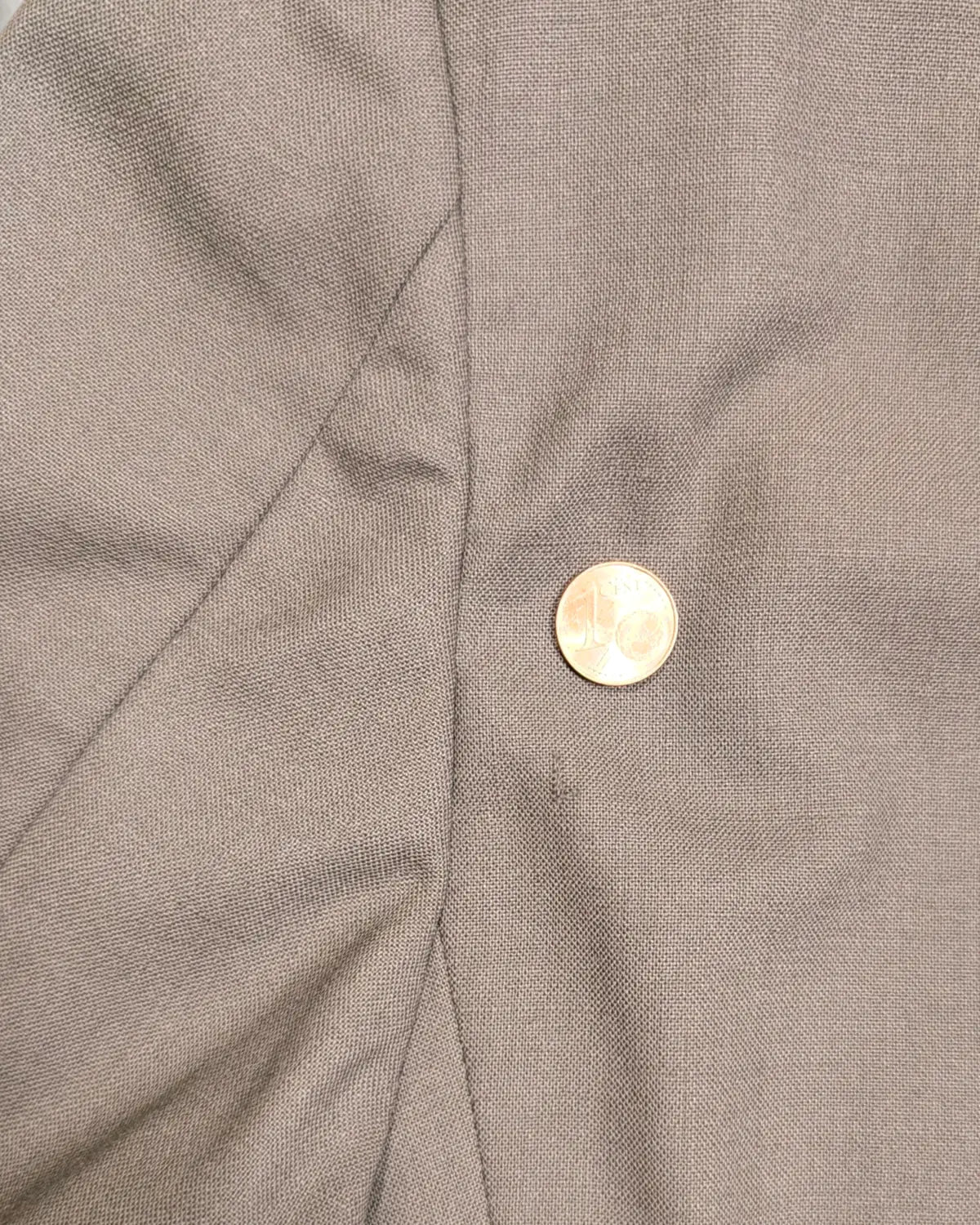 winziger Kratzer in einem Herrensakko