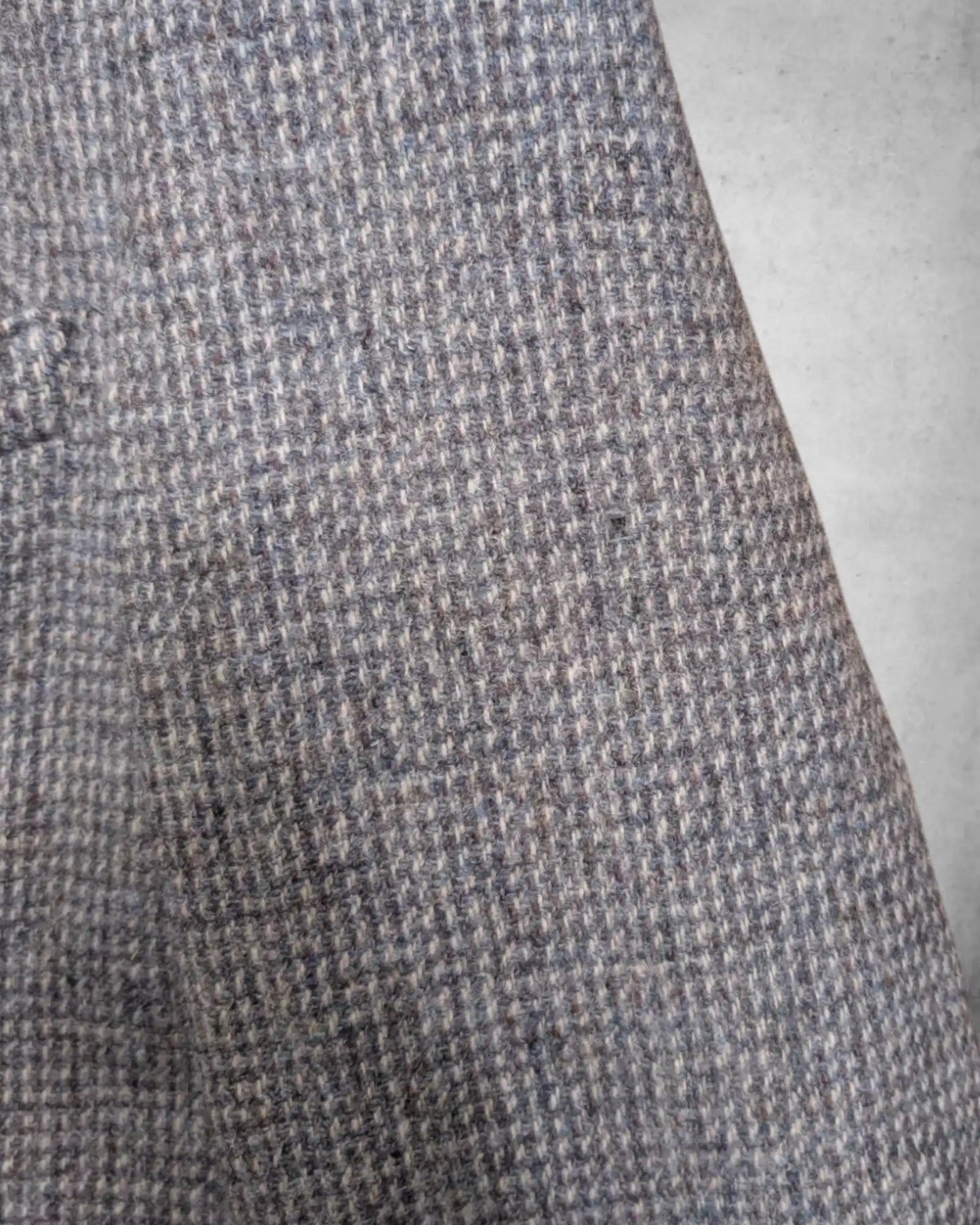kleines Loch in einem Harris Tweed Sakko