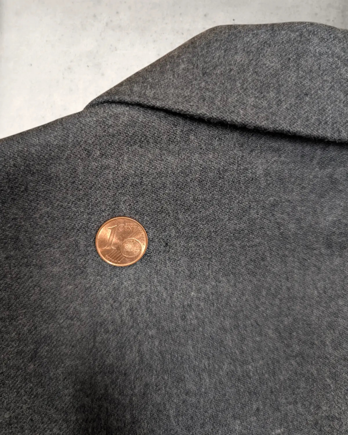 Micro-Loch in einem Herrensakko (1mm)