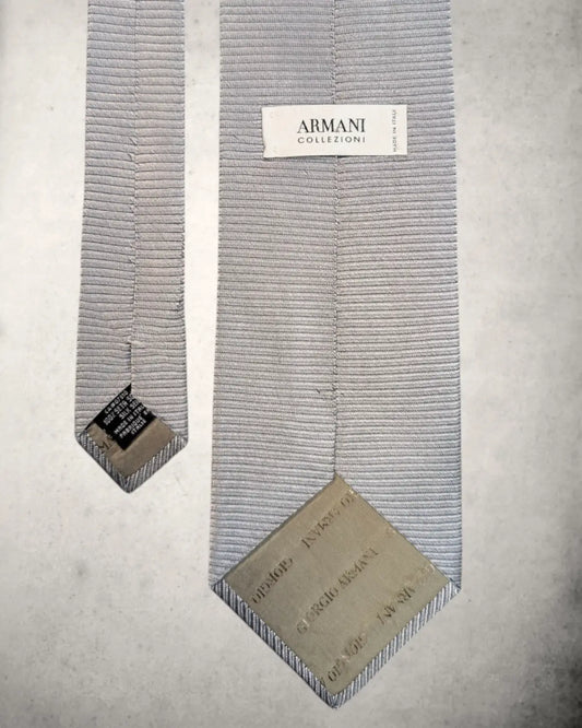 Giorgio Armani Seidenkrawatte in Silber mit Armani Etikett