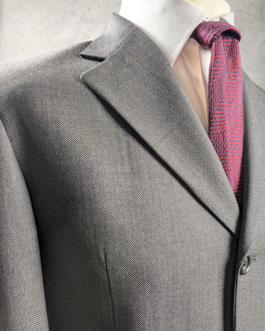 Detailansicht der Sharkskin-Webstruktur (Haikon) aus 100% Schurwolle von Vitale Barberis Canonico.
