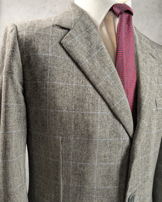 Brioni Palatino Herrensakko in grau mit Windowpane Muster im Detail