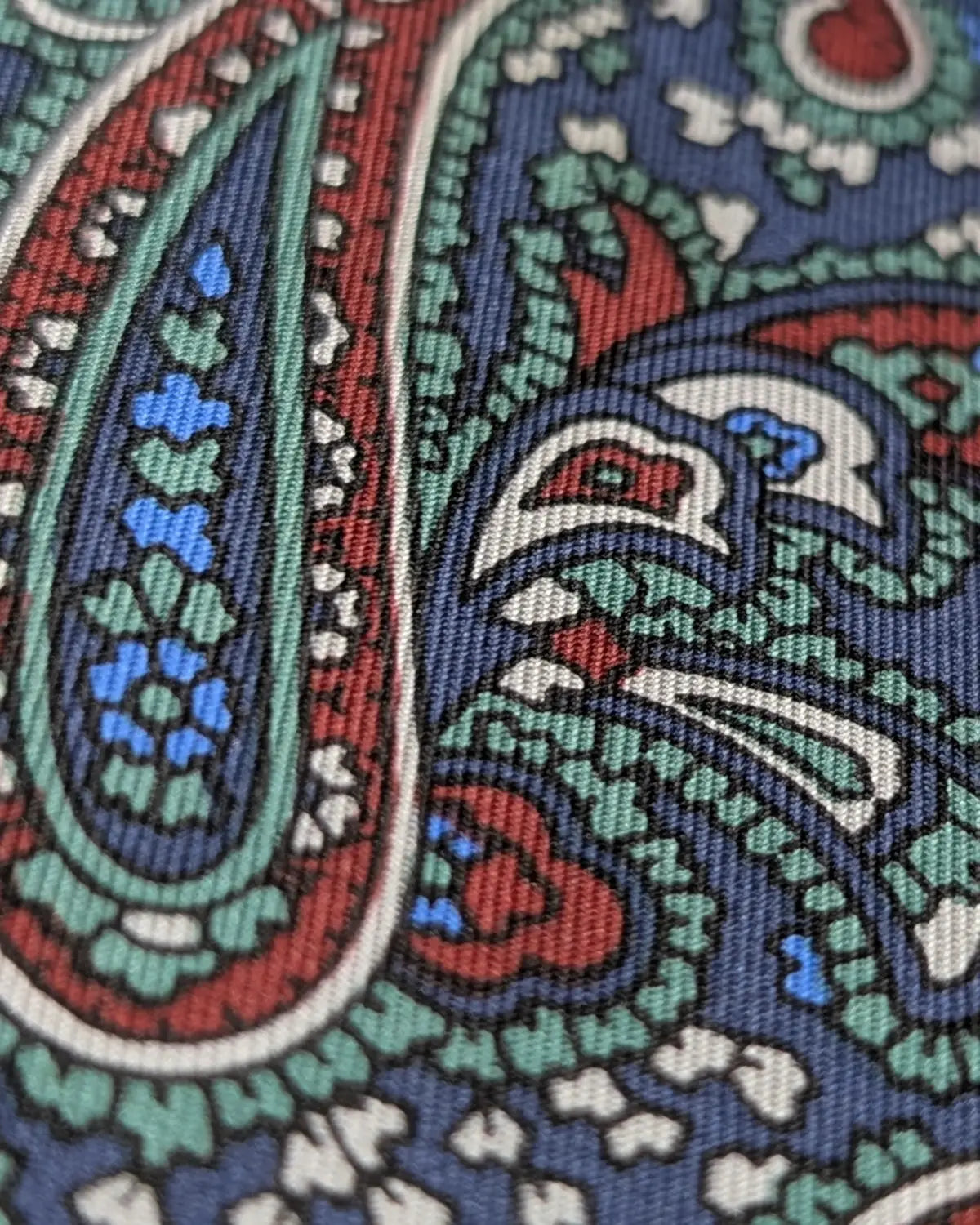 Nahaufnahme einer Seidenkrawatte mit Paisley Muster