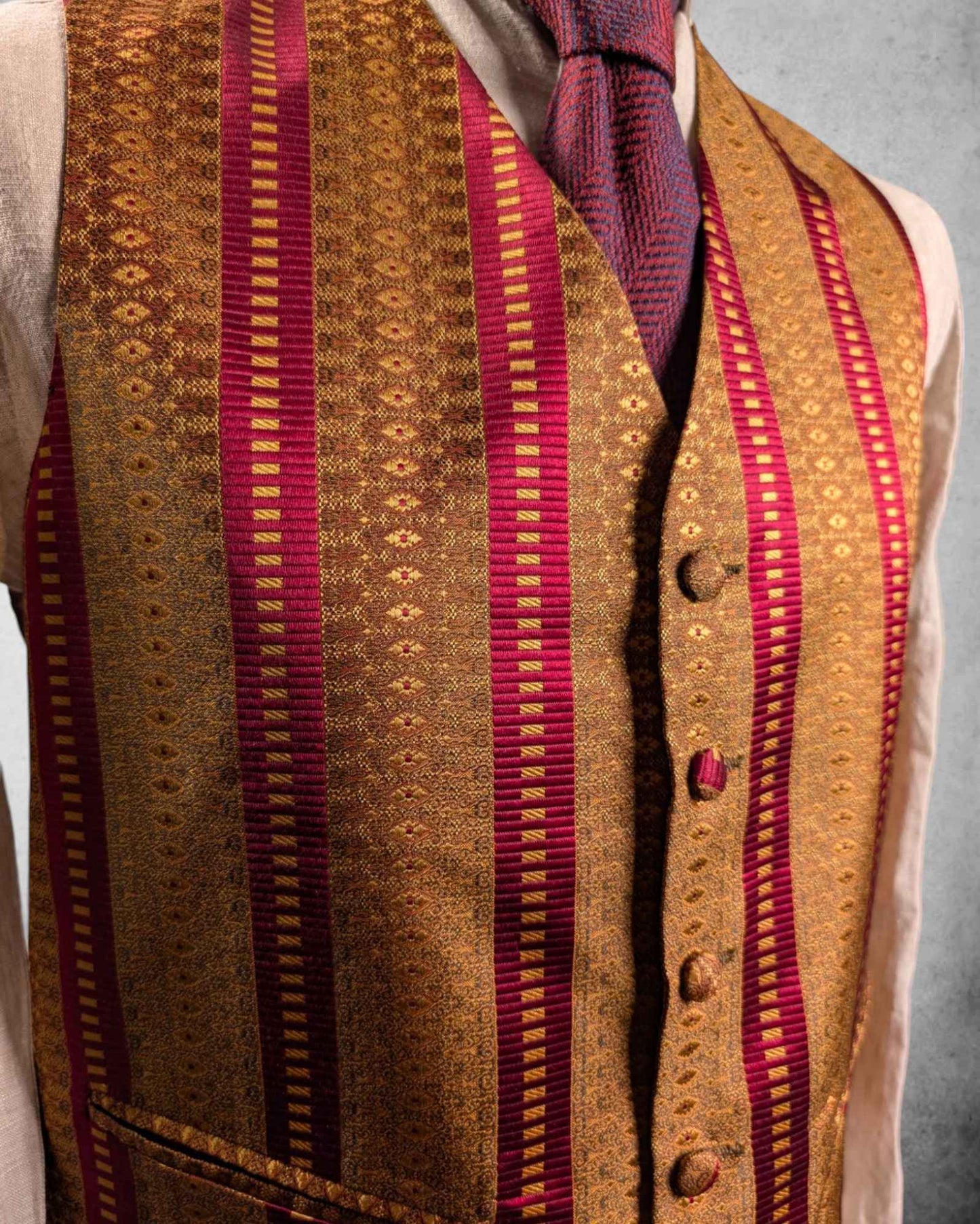 elegante Herrenweste mit orientalischem Muster