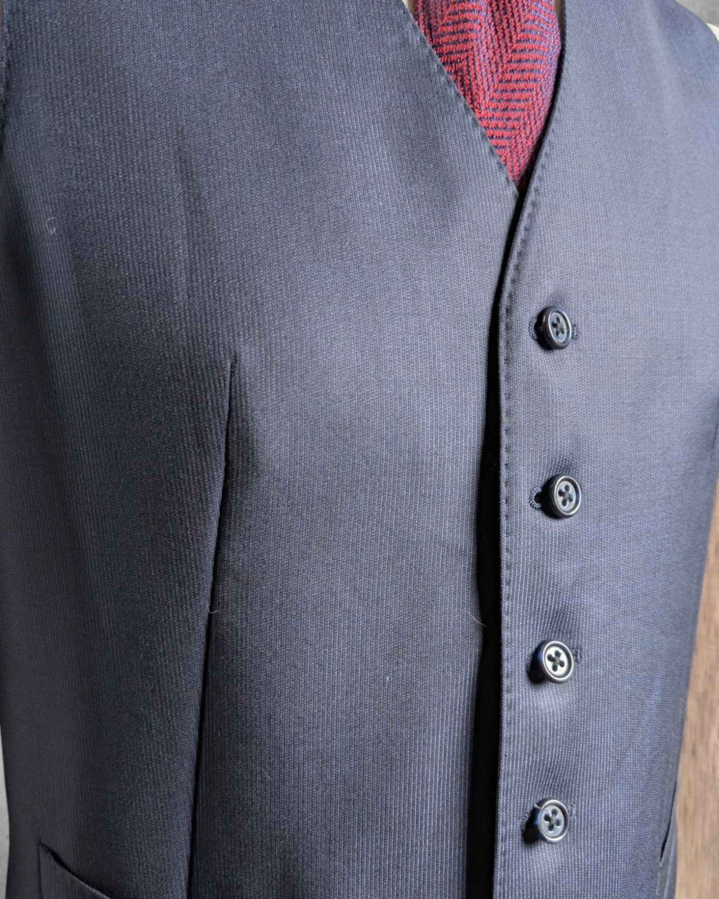 Detailansicht einer Männer Weste im klassischen Stil in blau