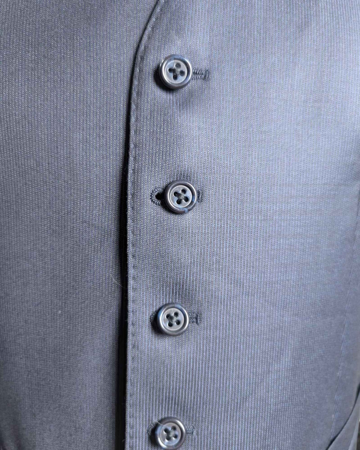 Detailansicht einer Männer Weste im klassischen Stil in blau