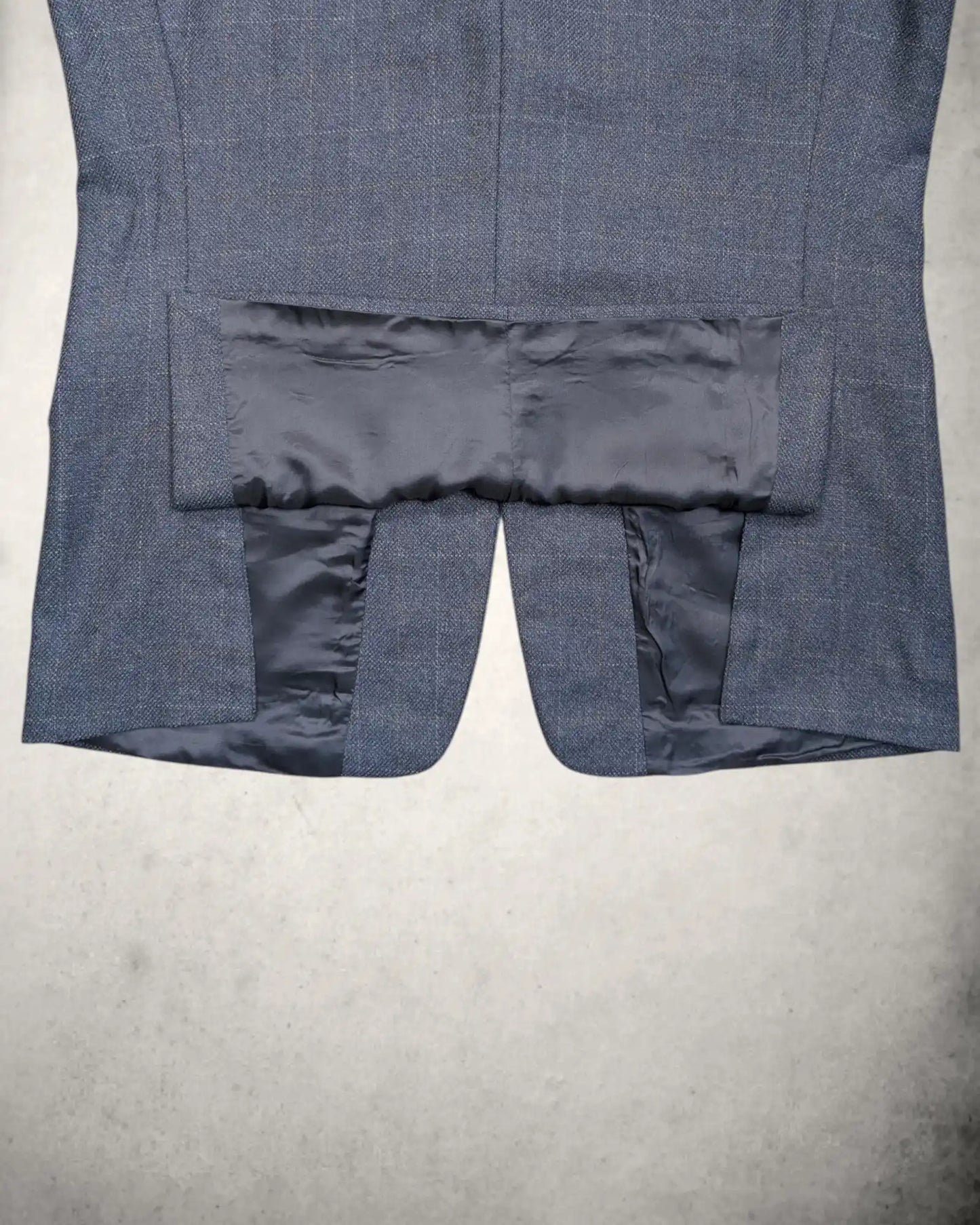 Seitenschlitz eines klassischen Herrensakkos aus Schurwolle