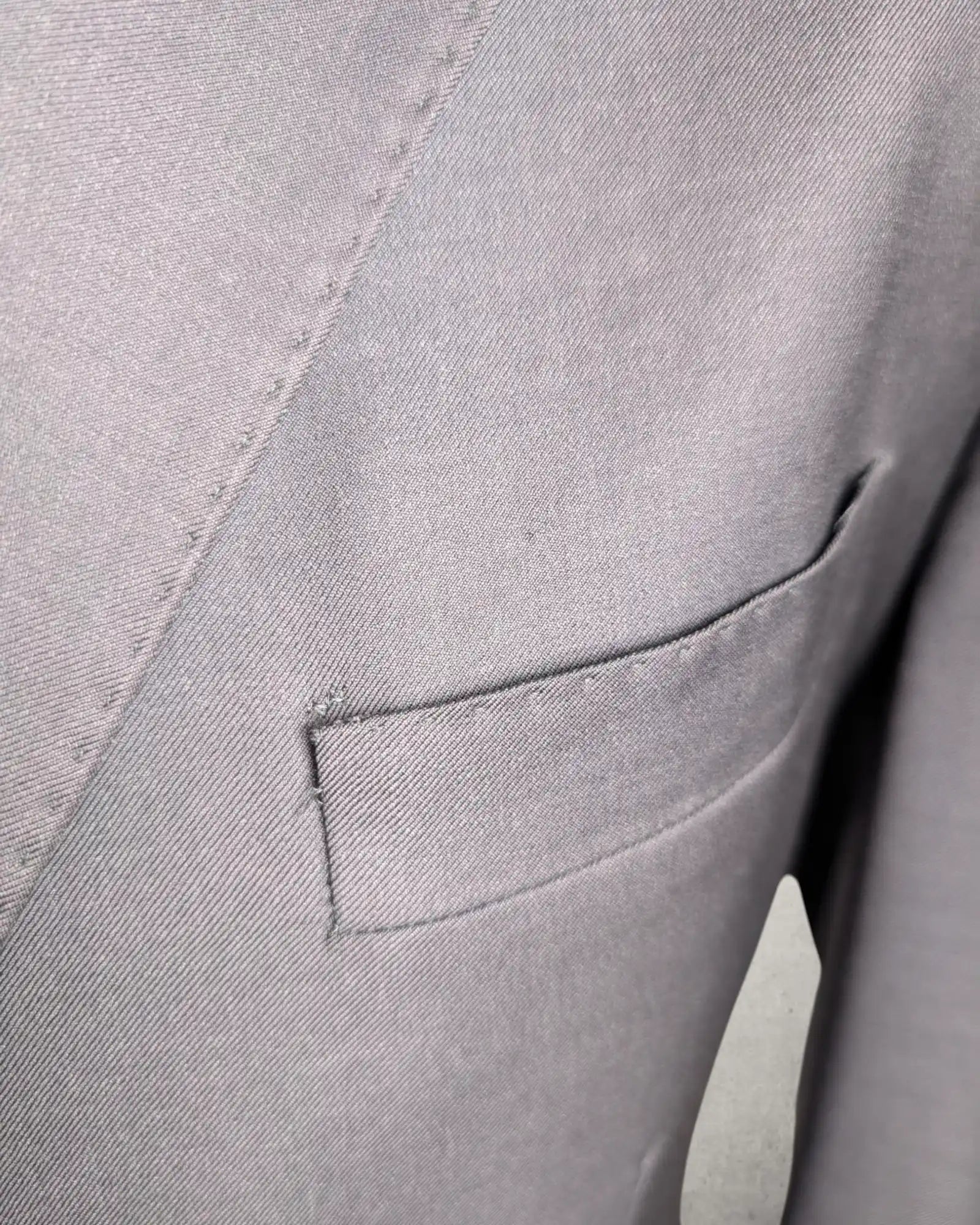 gebrauchtes Herrensakko mit defekter Brusttasche