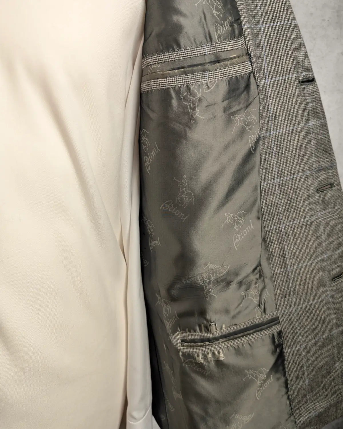 Abnutzung im Innenfutter eines Brioni Sakkos in Grau