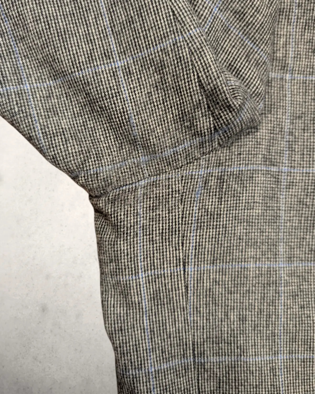 Minimaler Abrieb unter den Achseln eines Brioni Sakkos