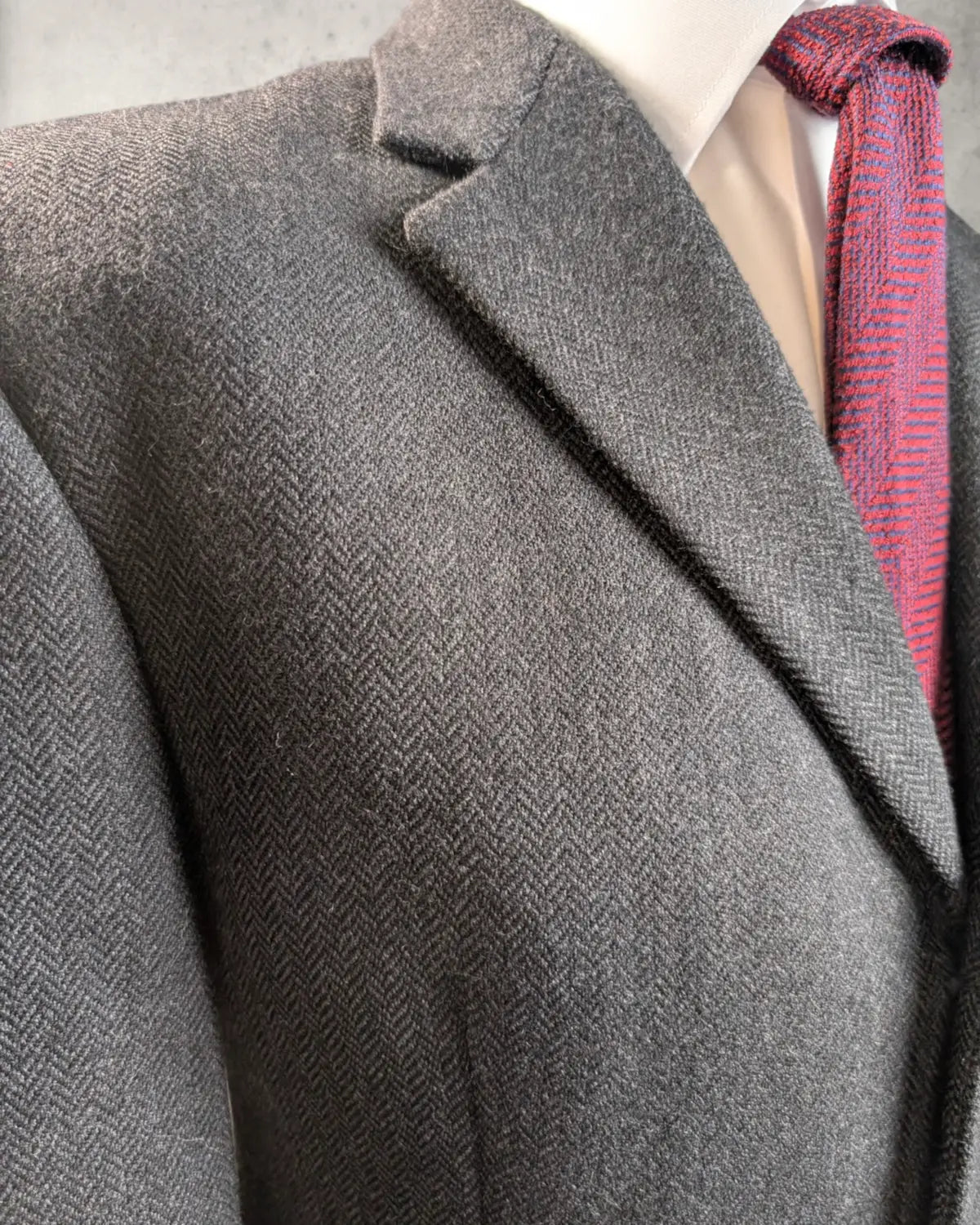 Brooksfield Herrenakko in Anthrazit mit Herringbone Muster. Größe 52