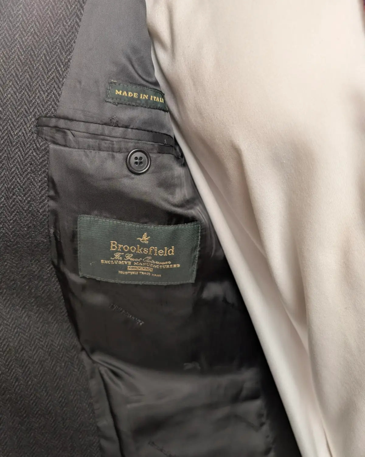 Brooksfield Logo in einem anthrazitem Herringbone Sakko aus reiner Wolle