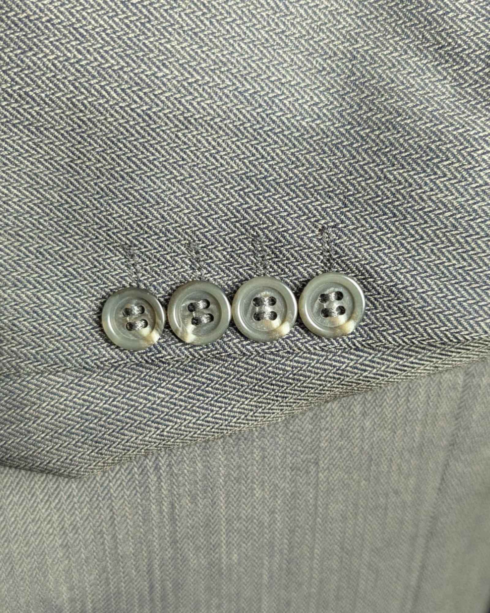 Detailaufnahme der Knöpfe eines Burberry Sakkos für Manner