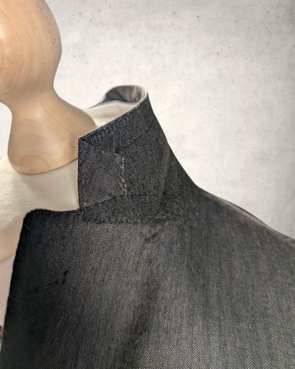 Handgearbeiteter Kragen eines Caruso Sakkos aus Leinen, Seide und Wolle