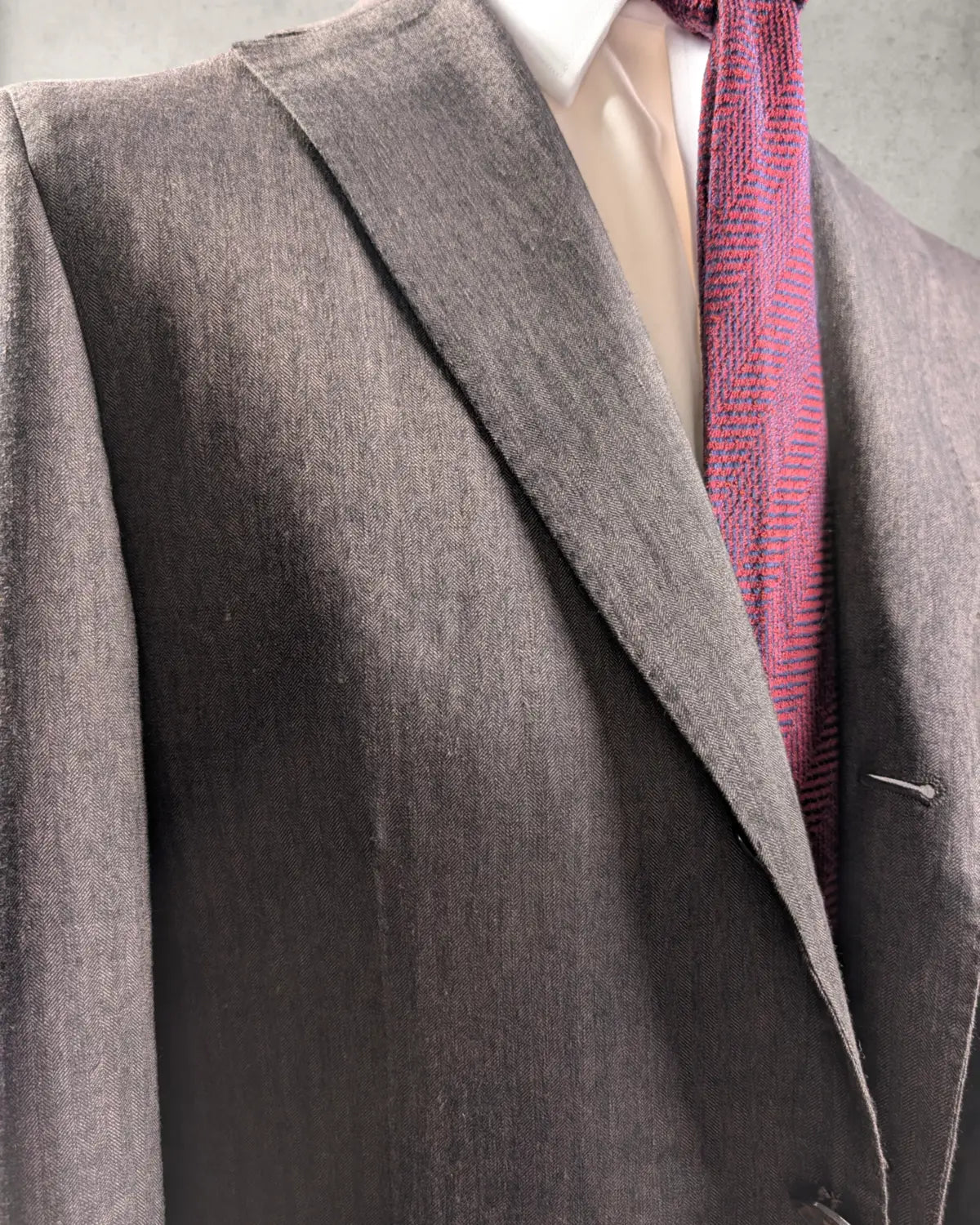 Detailansicht: Die lebendige Textur der Leinen/Wolle/Seide-Mischung kombiniert mit einem subtilen Fischgrat-Design