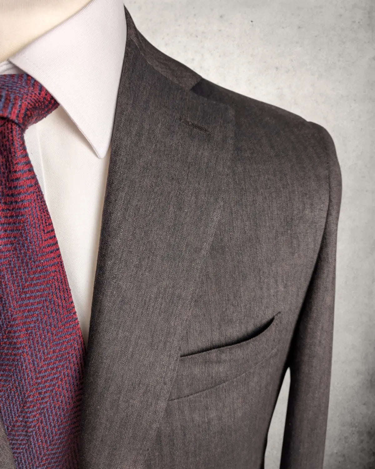 Wunderschön verarbeitetes Revers eines Caruso Sommersakkos aus Leinen, Seide und Wolle