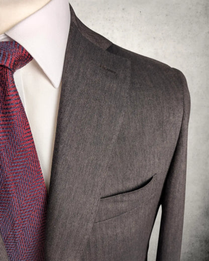 Wunderschön verarbeitetes Revers eines Caruso Sommersakkos aus Leinen, Seide und Wolle