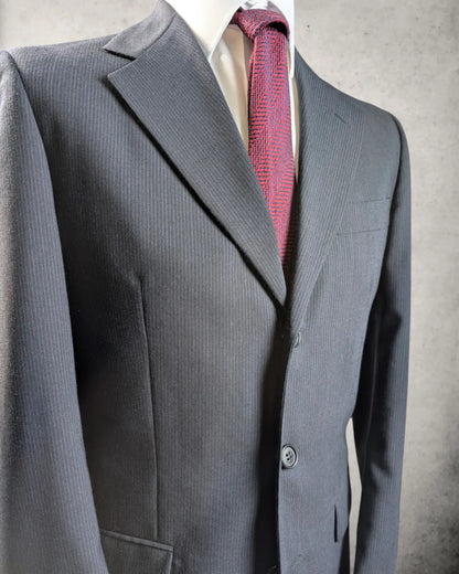 Luxuriöser Cerruti 1881 Herrenanzug in Dunkelblau mit feinem Micro-Pinstripe-Muster, Vorderansicht