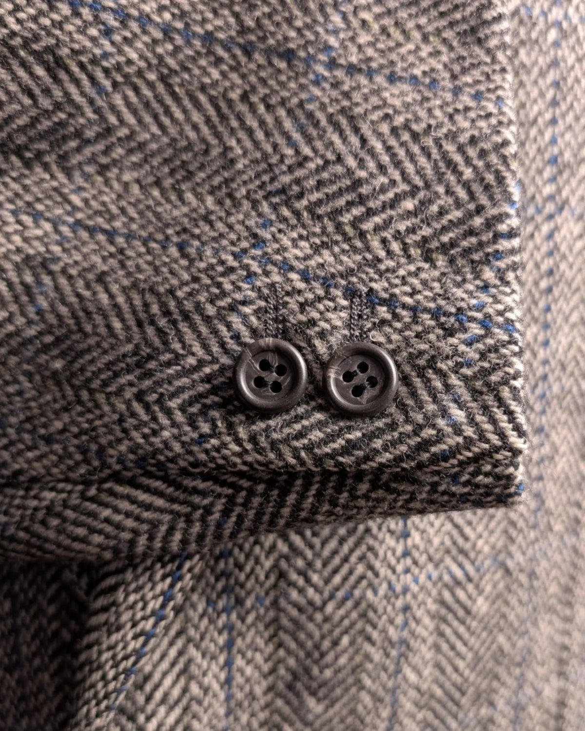 Vintage Claud&Charley Albert Sakko in Größe 52 aus Wolle und Cupro von Crombie mit klassischem Herringbone-Muster in der Ärmelknöpfe ansicht