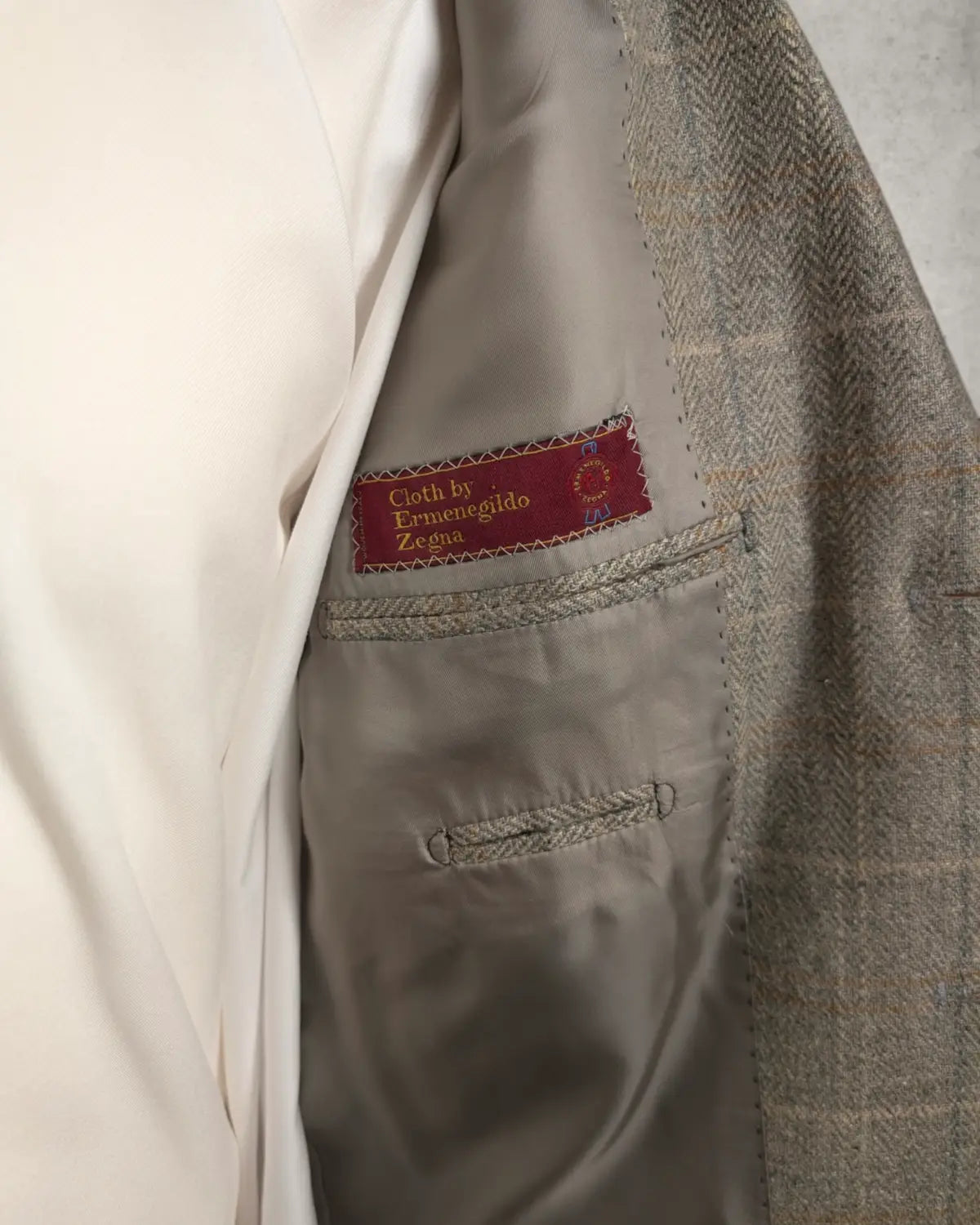Ermenegildo Zegna Etikett in einem beigen Herrensakko aus reiner Seide