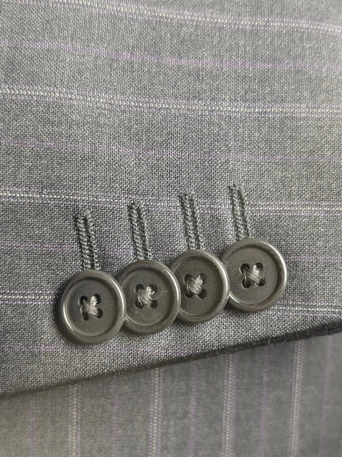 Vintage-Anthrazitwolle von Ermenegildo Zegna für Luigi Bianchi, feine Nadelstreifen und vier Knöpfe am Ärmel, Gr. 50.