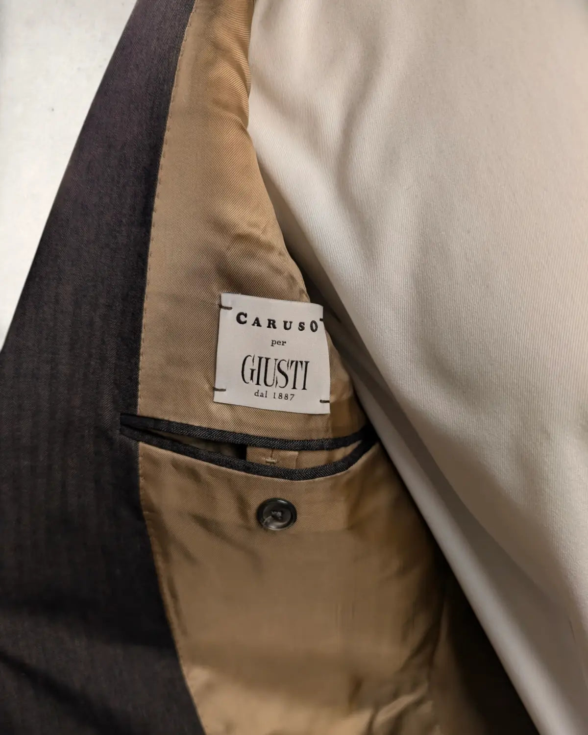 Caruso per Giusti Etikett in einem Sommersakko aus Leinen und Seide