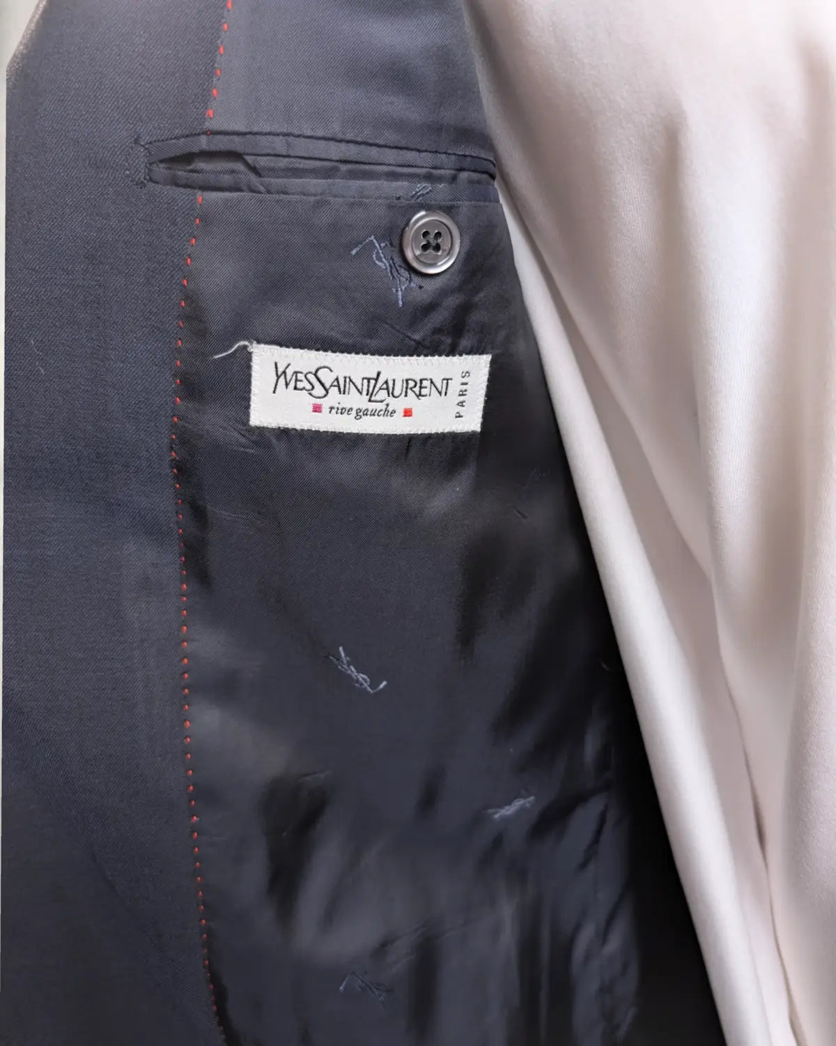 Yves Saint Laurent Rive Gauche Logo in einem blauem Herrensakko
