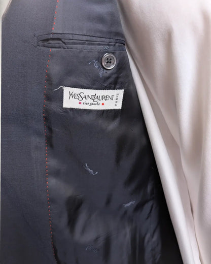 Yves Saint Laurent Rive Gauche Logo in einem blauem Herrensakko