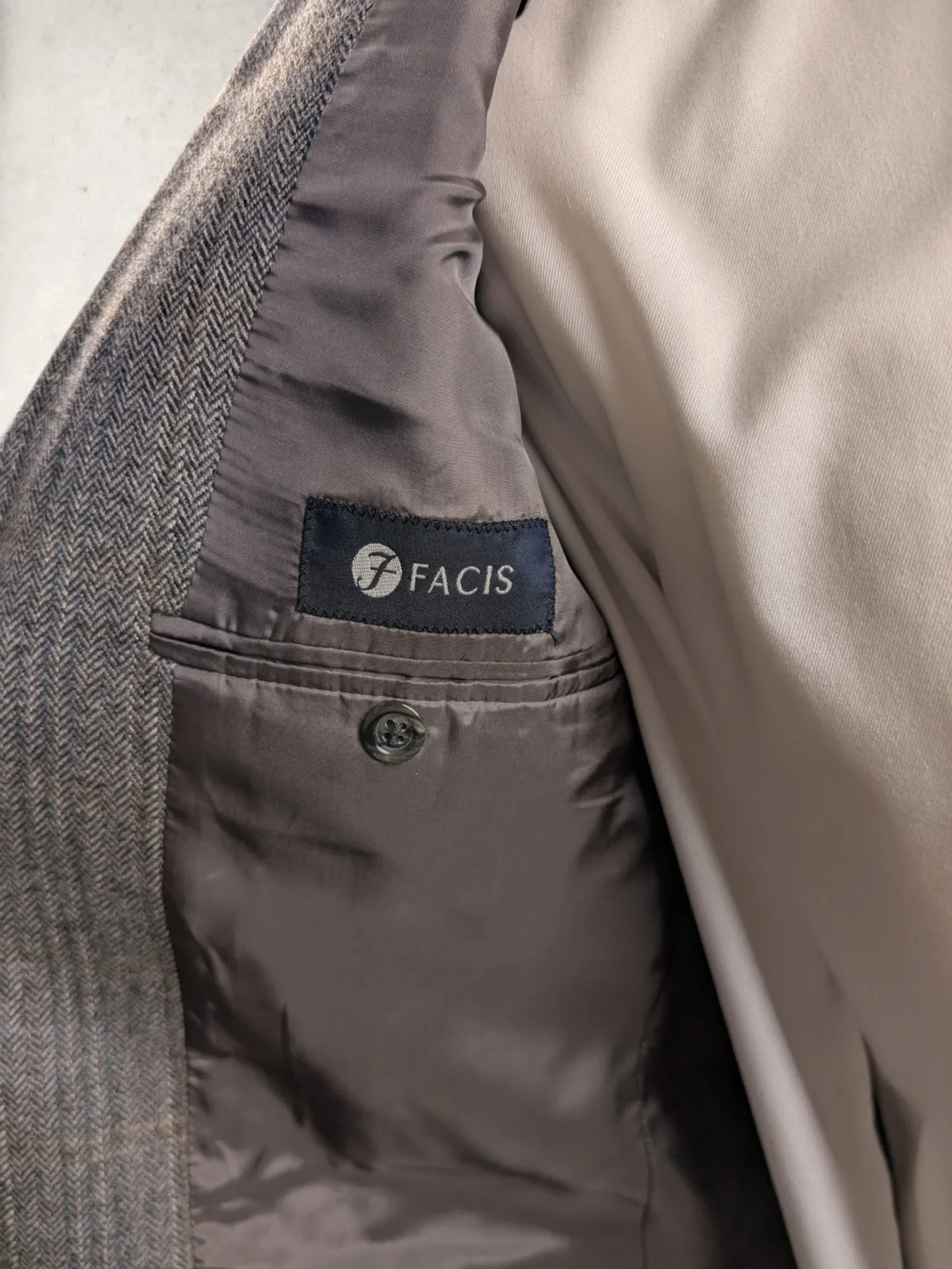 Graues Facis-Vintage-Sakko, Größe 50, mit Viskosefutter und Markenlabel.