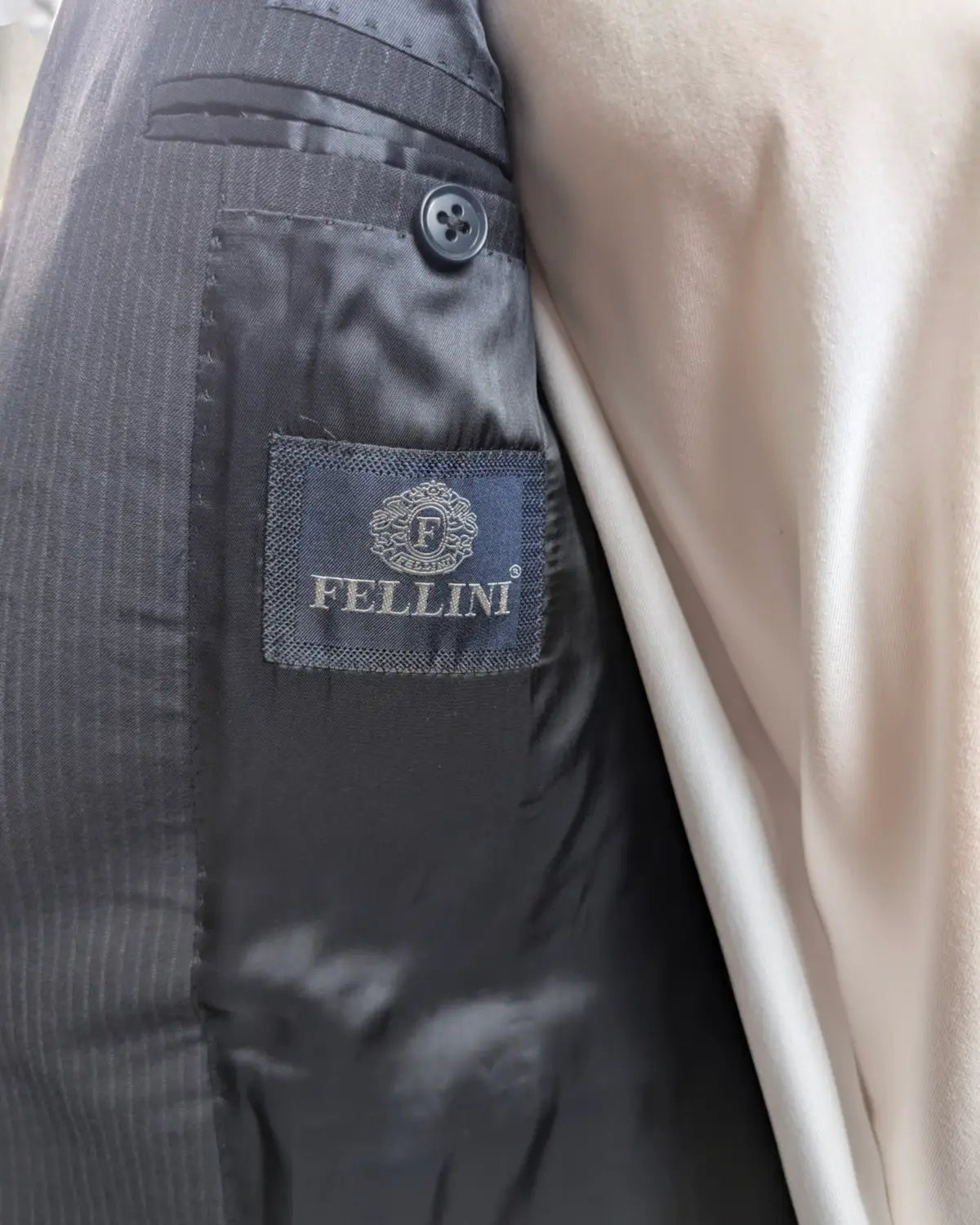 Fellini Etikett in einerm Nadelstreifenanzug aus Loro Piana Dream Merinowolle