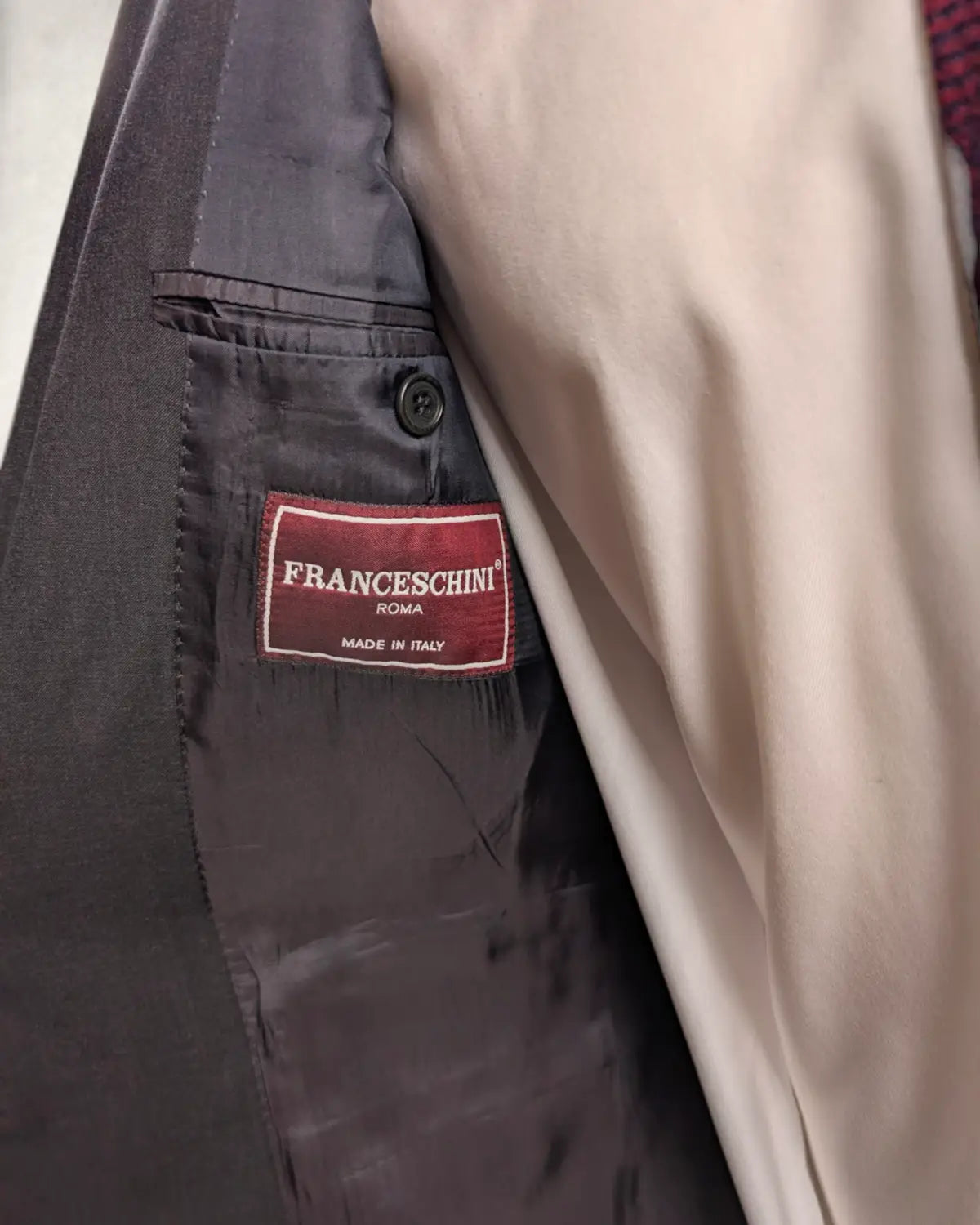 Franceschini Etikett in einem Anthrazitem Herrenanzug aus reiner Wolle