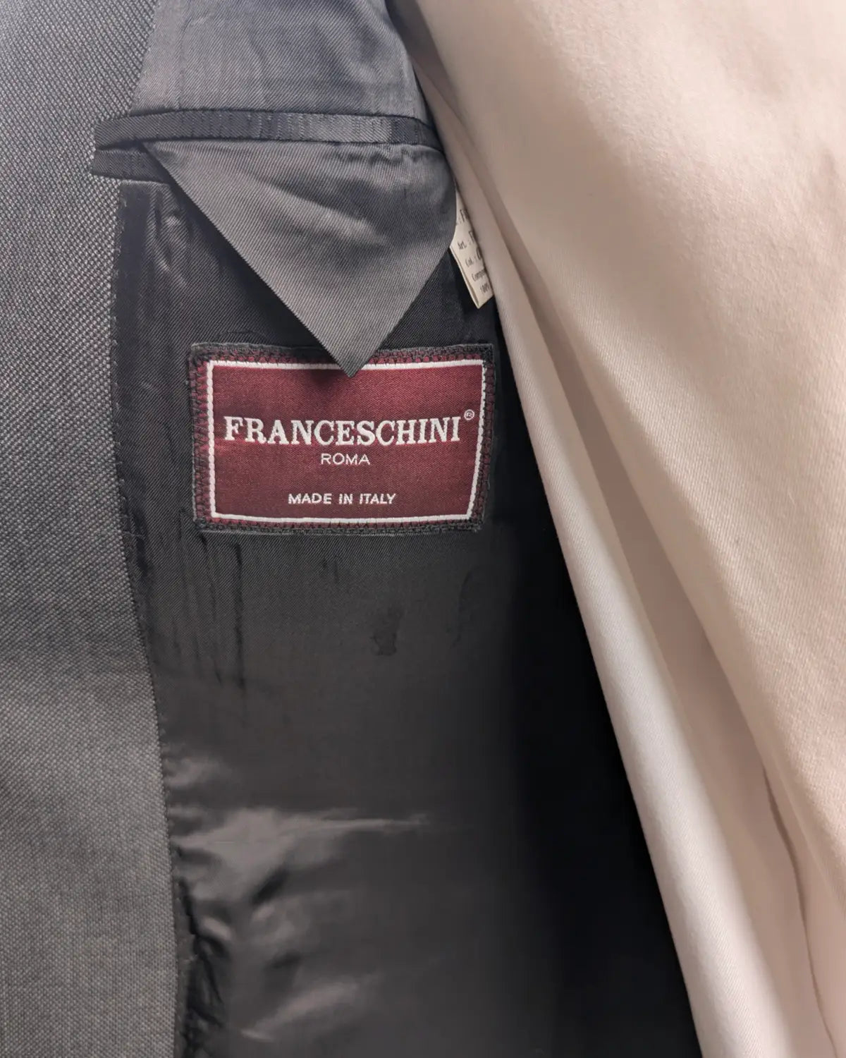 Franceschini Etikett in einem grau schwarzem Herrenanzug