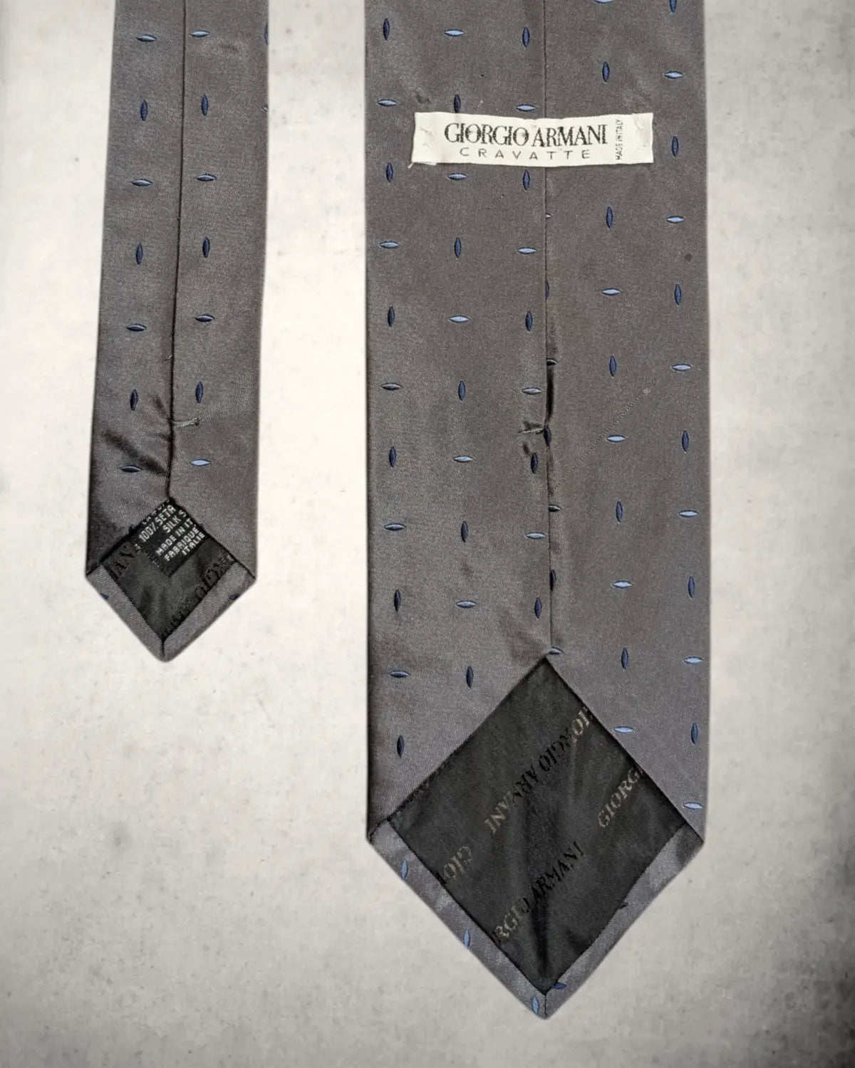 Vintage Giorgio Armani Seidenkrawatte in Grau mit originalem Etikett
