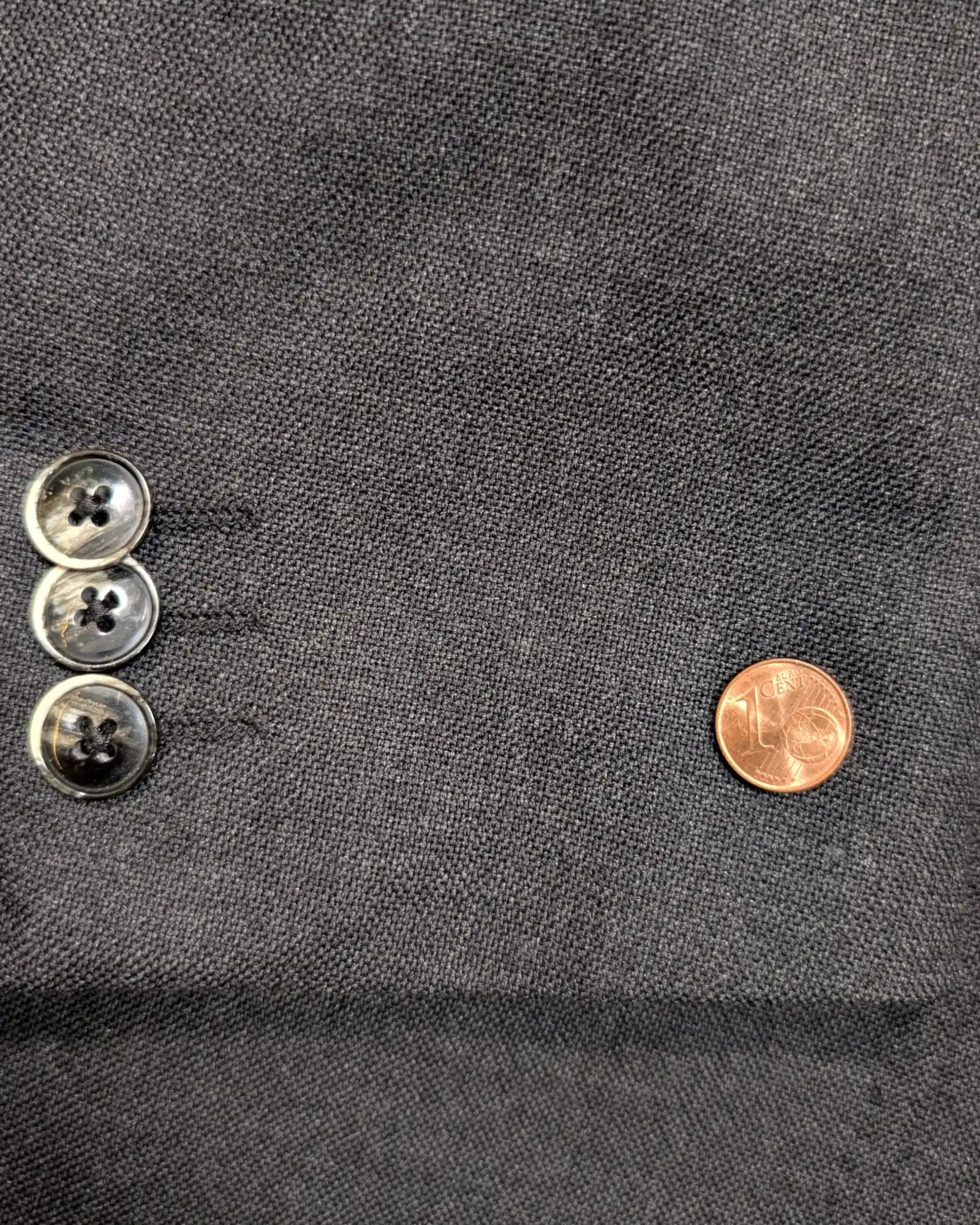 Micro Loch in einem Ärmel eines Herrensakkos