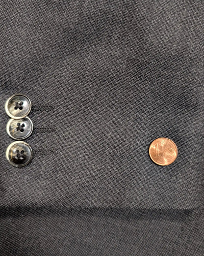 Micro Loch in einem Ärmel eines Herrensakkos