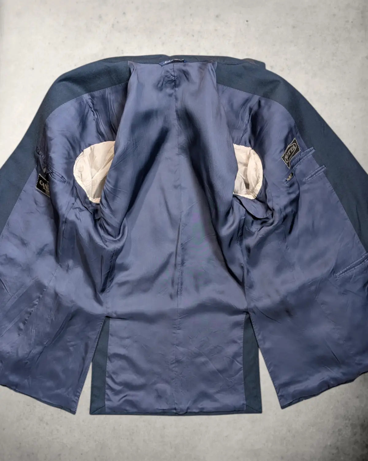 Innenansicht eines Herrensakkos von Canali Milano aus reiner Wolle von Cerruti 1881 in dunkelblau