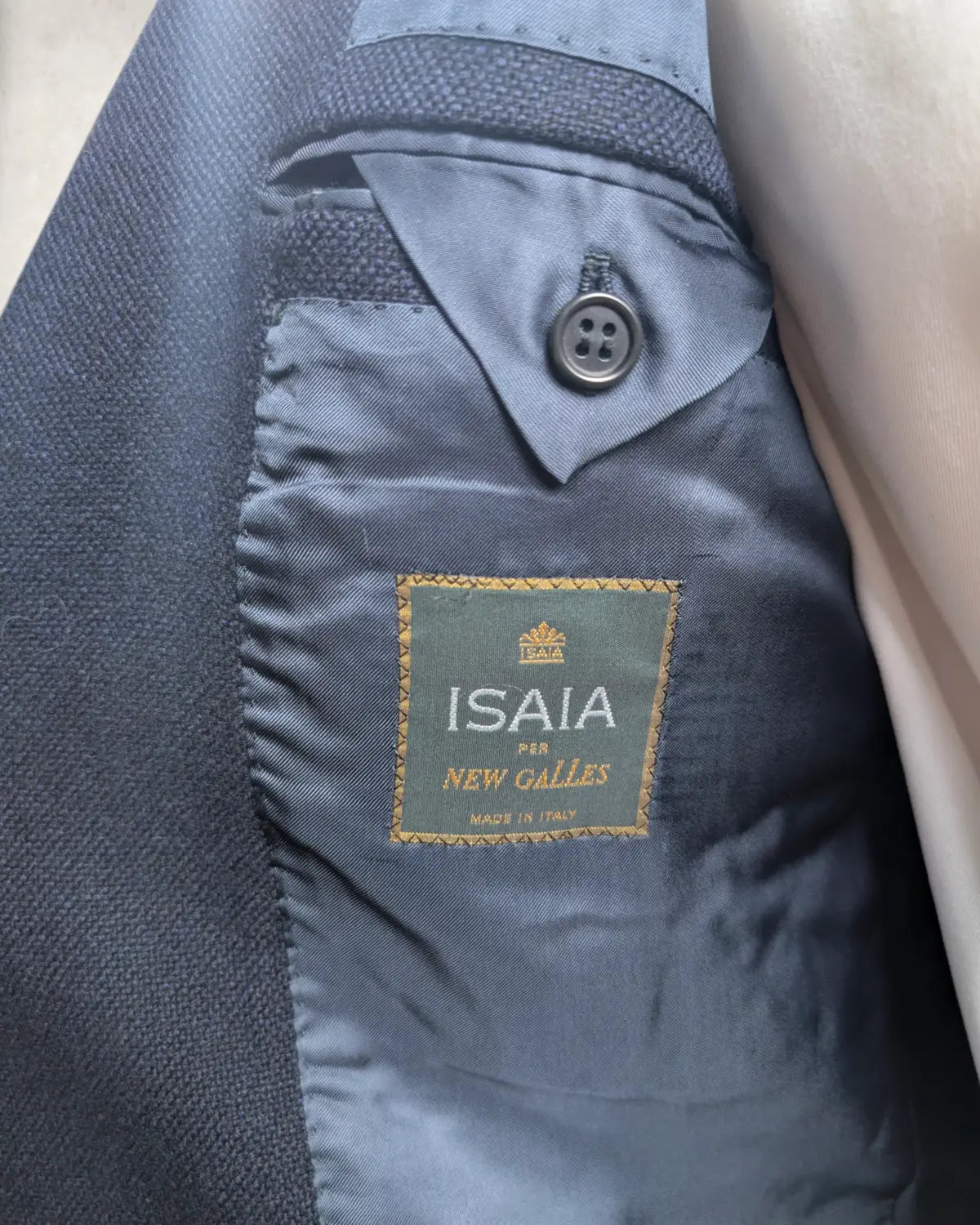 Isaia Etikett in einem Kaschmirsakko in Navy