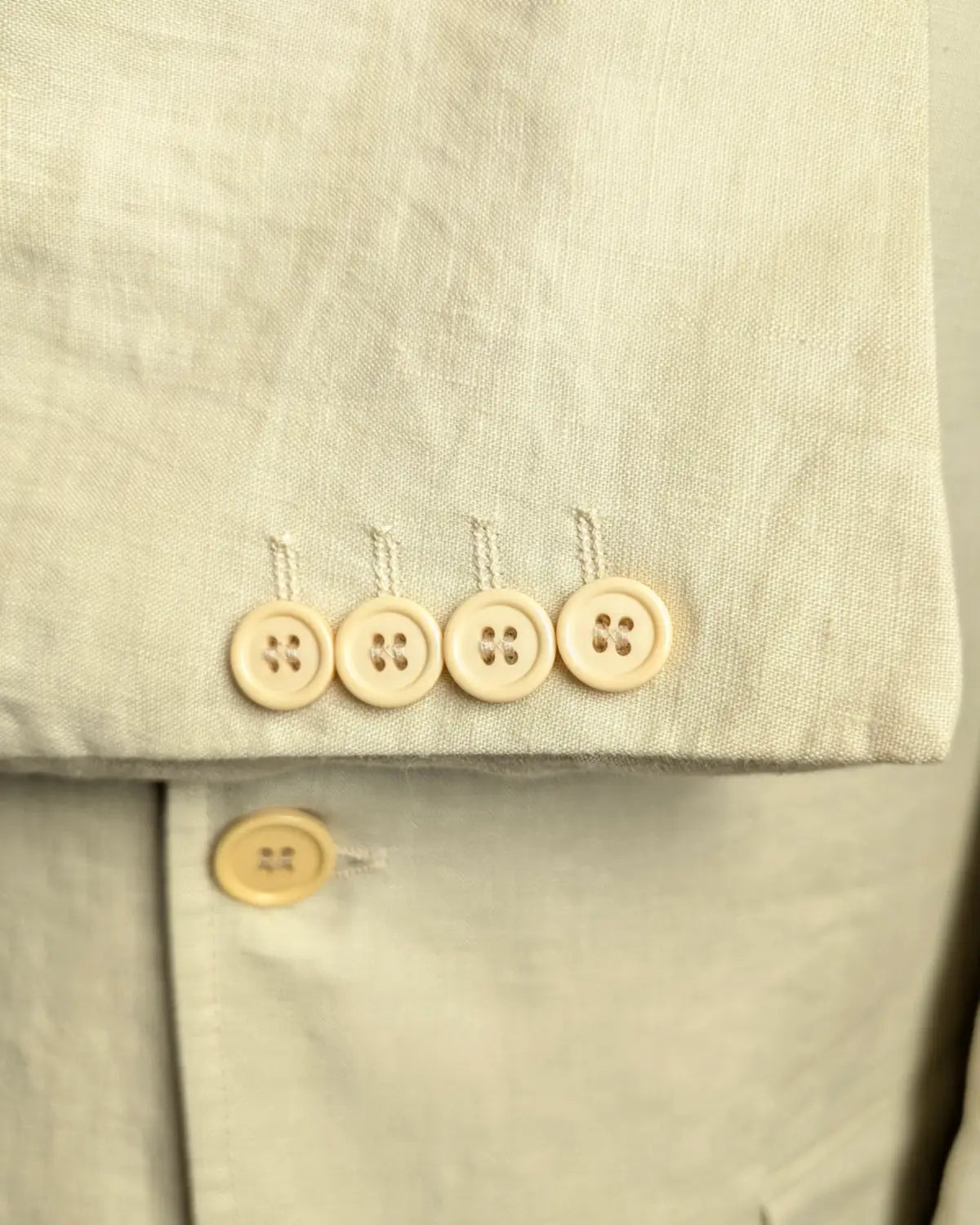 Ärmelknöpfe an einem cremefarbenem Leinensakko von FB nextrend