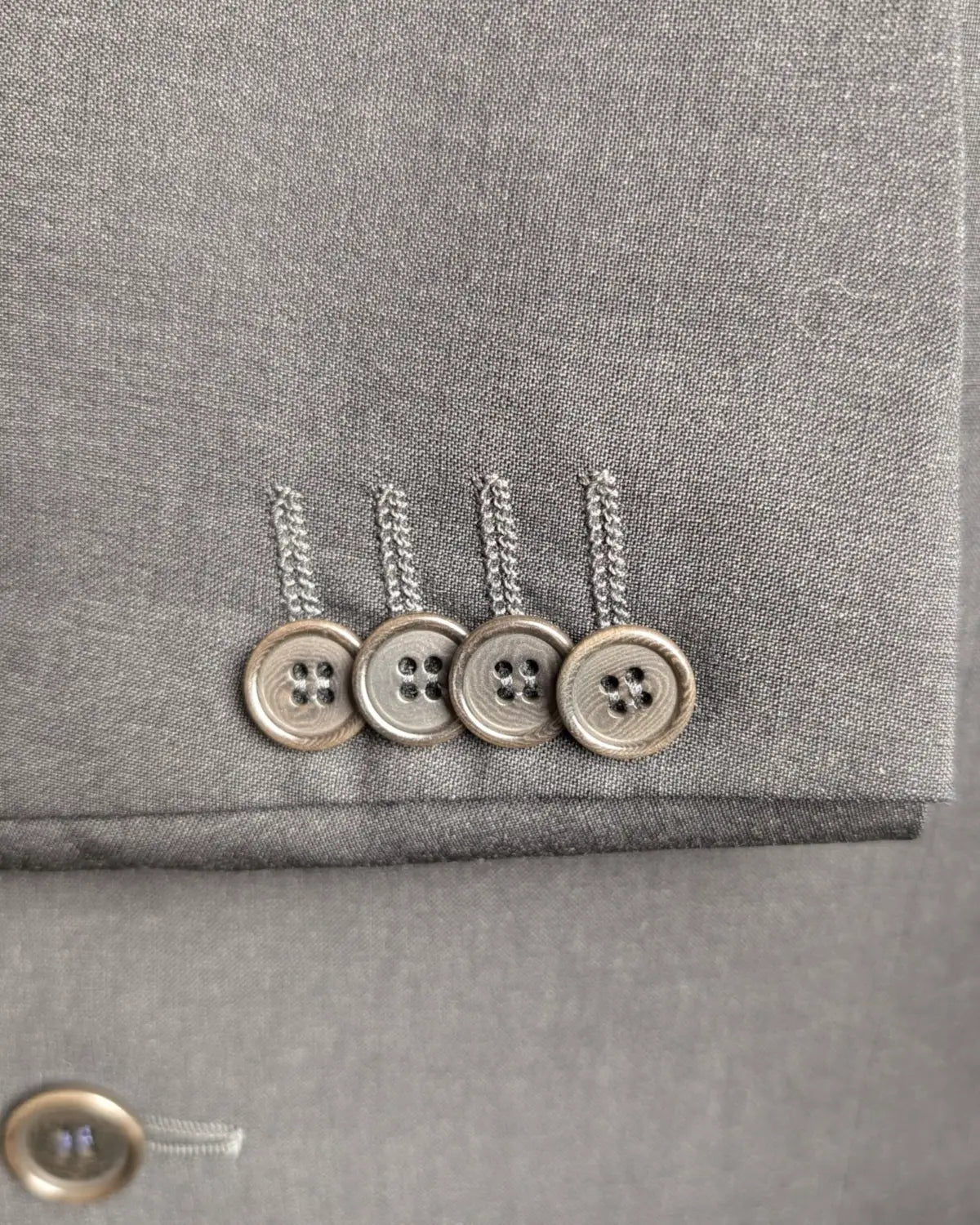 Kissing Buttons an einem Franceschini Herrenanzug in Anthrazit