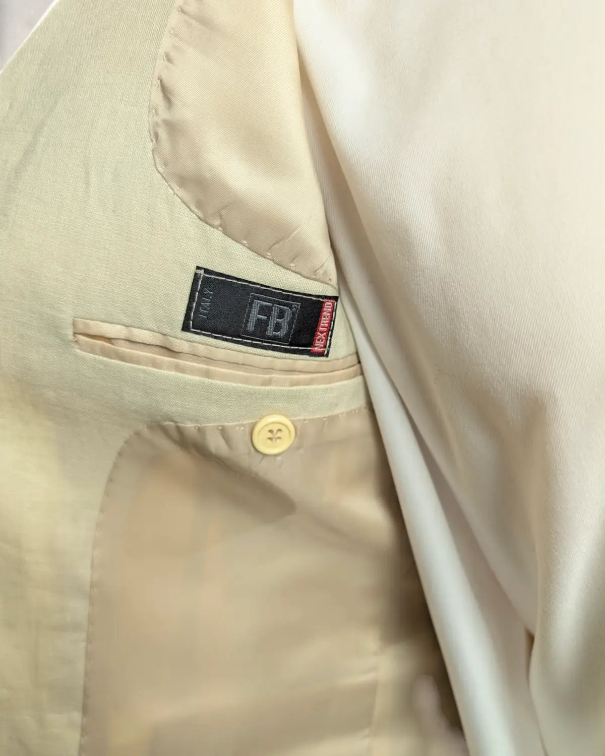 Markenlogo von FB nextrend in einem einensakko für Herren in creme