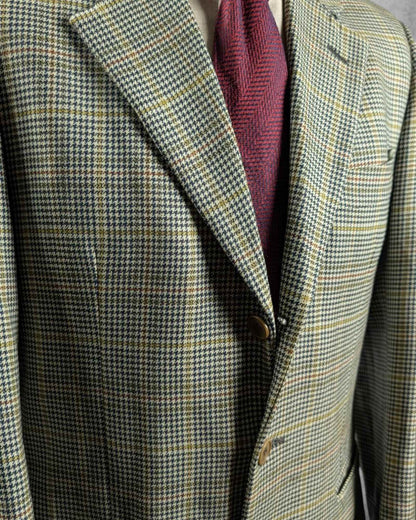 Detailansicht eines Männer-Sakkos in hellem Karo-Muster Design