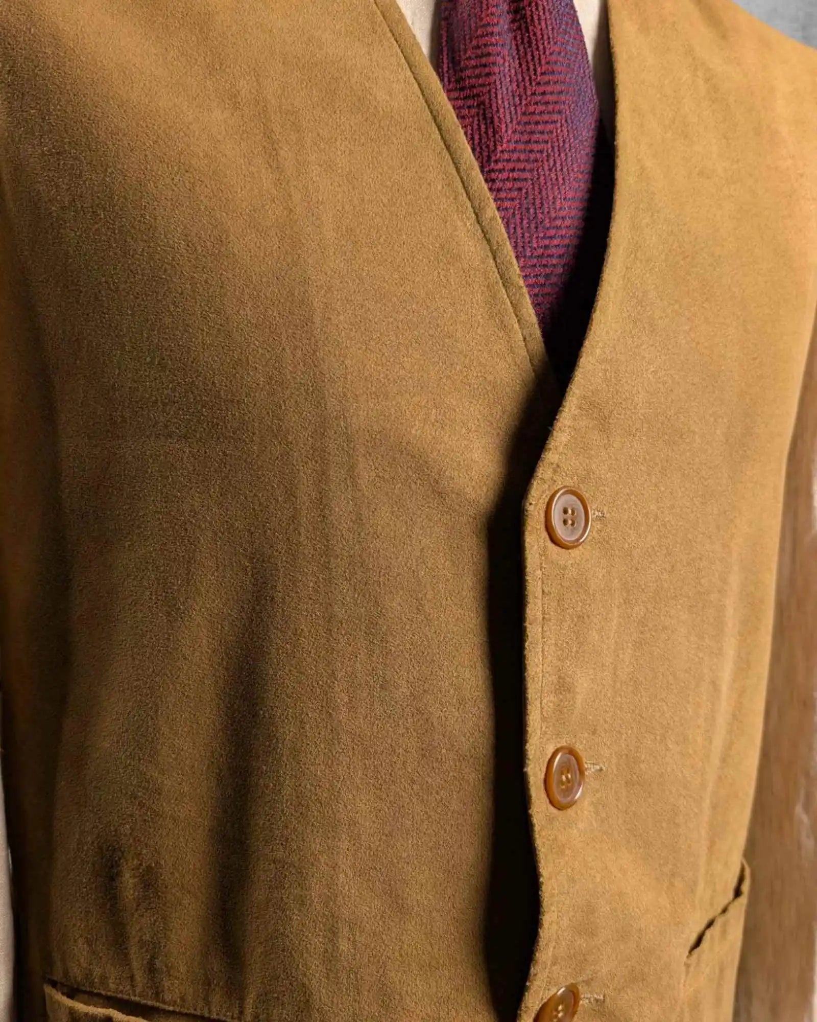 Detailansicht einer Männer-Weste im klassischen Design