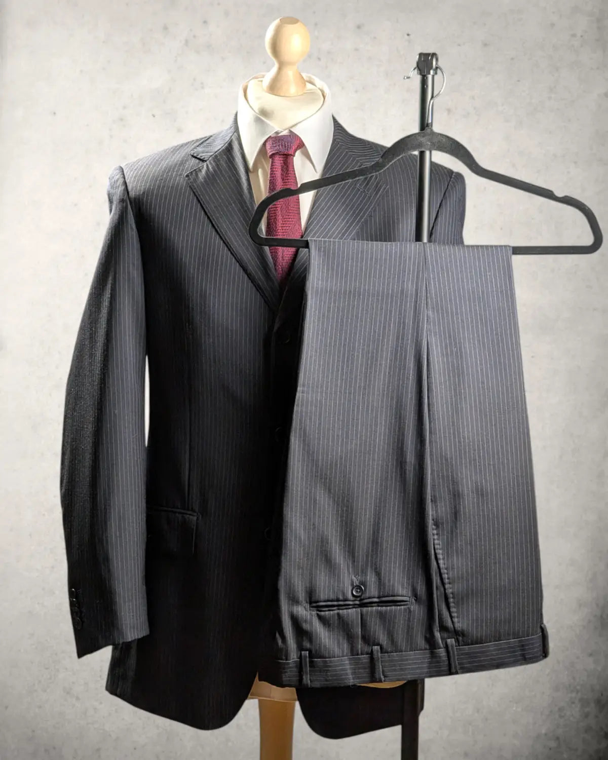 Dunkelblauer Nadelstreifenanzug aus reiner Tasmanian Wolle in Größe 48