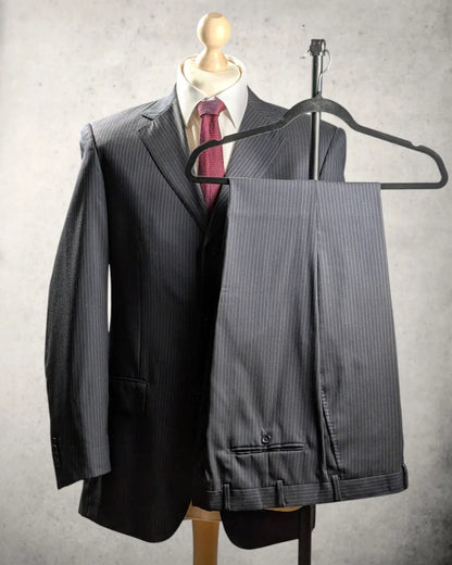 Dunkelblauer Nadelstreifenanzug aus reiner Tasmanian Wolle in Größe 48