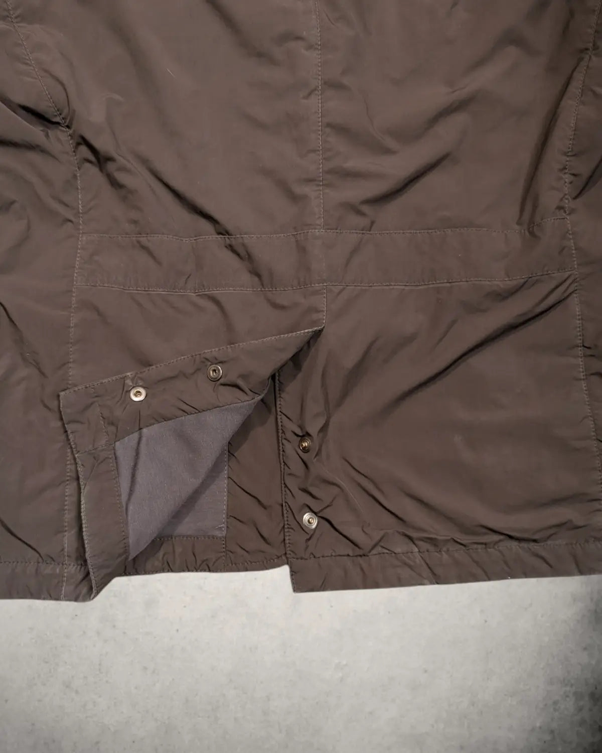 Rückansicht der Pal Zileri Jacke mit funktionalen Seitenschlitzen und Druckknopf-Verschluss.