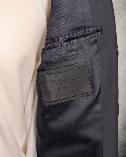 Prada Milano Etikett in einem schwarzblauem Sakko