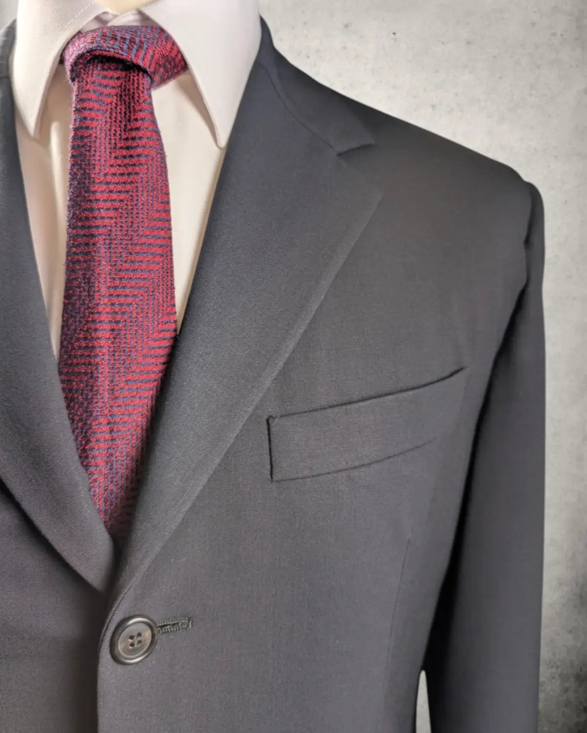Fallendes Revers eines Prada Herrensakkos in Midnightblue. Gebraucht