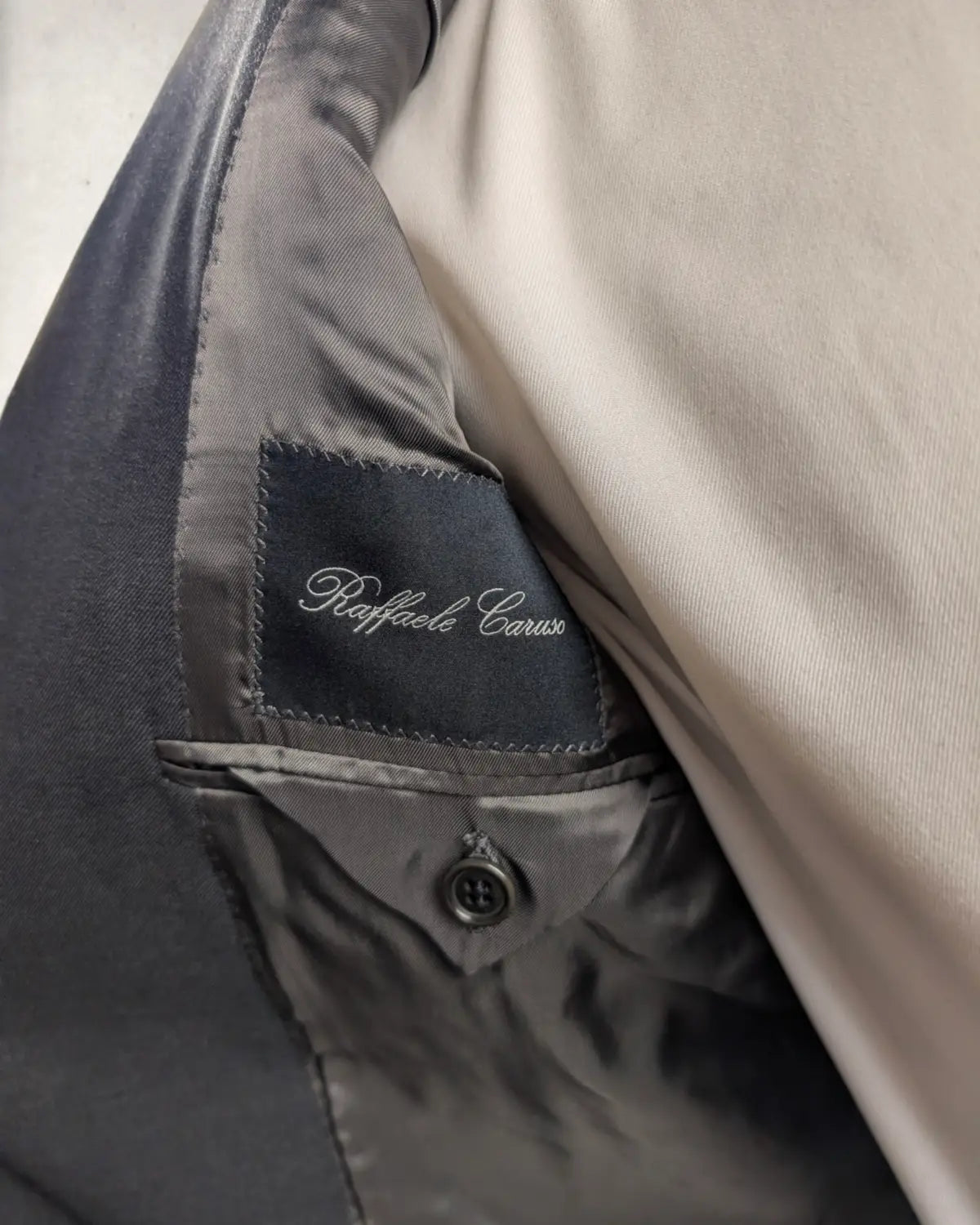 Raffaele Caruso Etikett in einem Herrensakko 