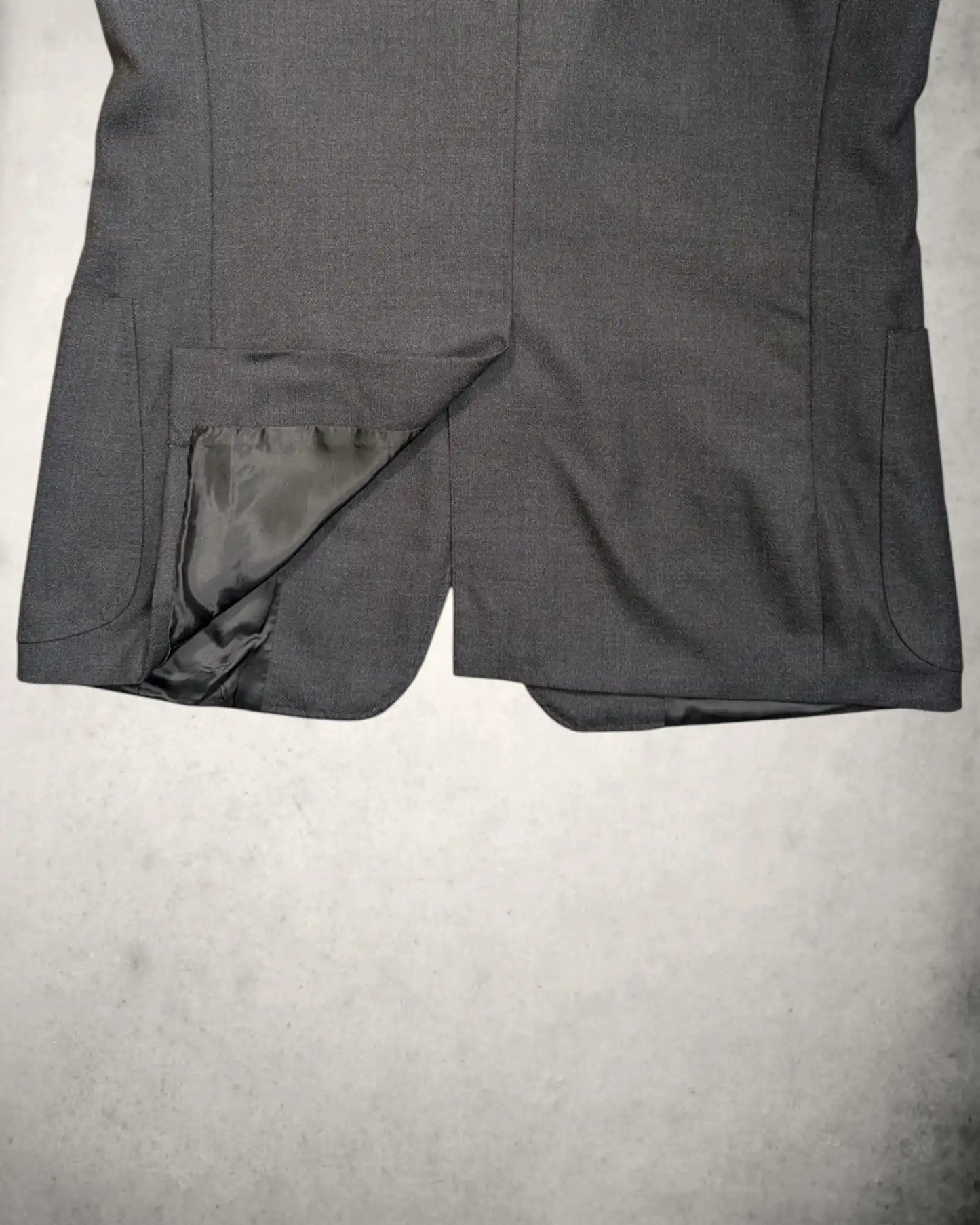 Mittelschlitz eines Herrensakko von Loro Piana in schwarz