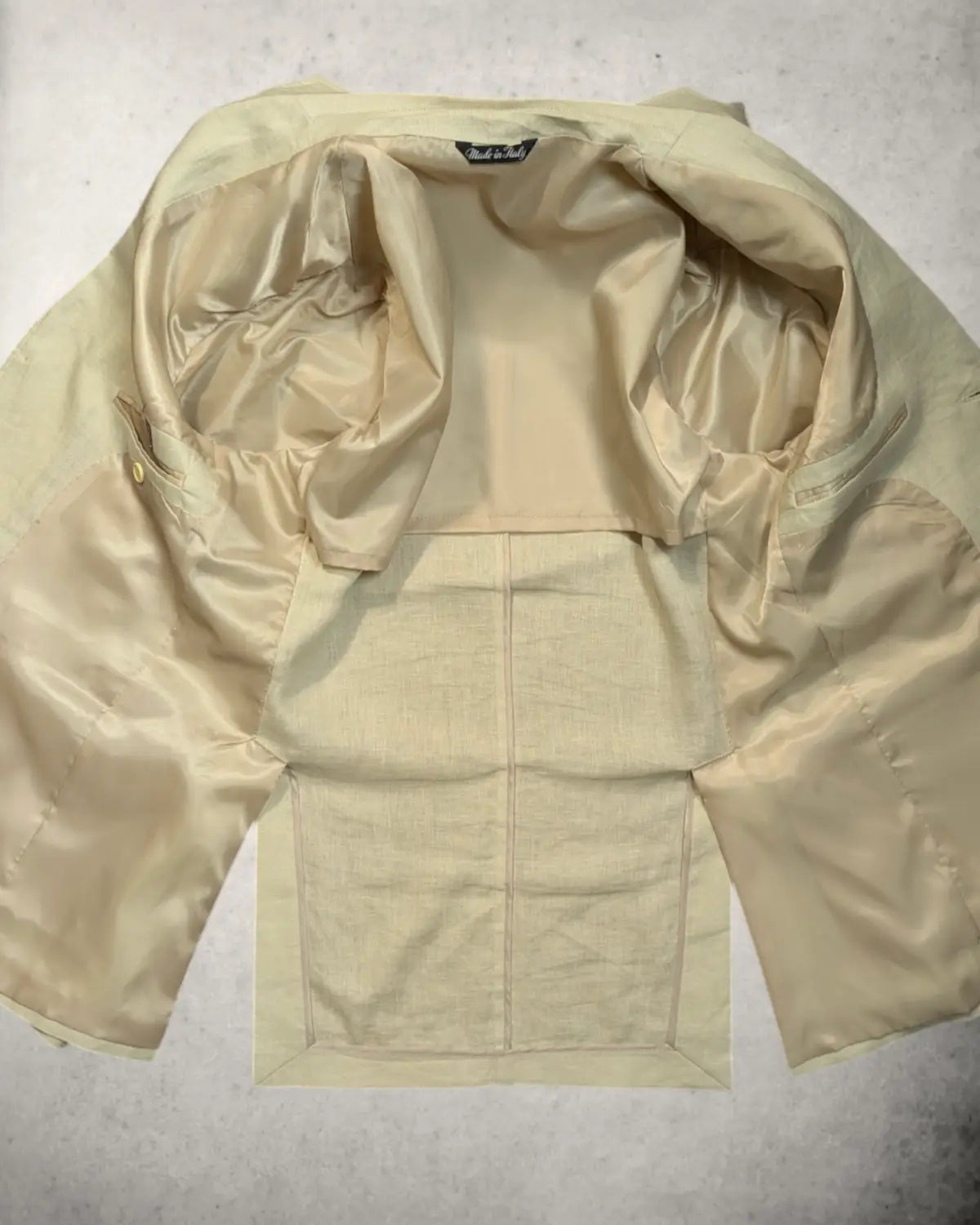 Innenansicht eines leichten Sommersakkos aus reinen Leinen für Herren in cremefarben